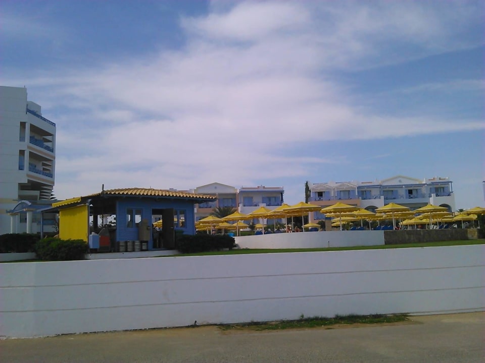 Seitenblick und Poolbar Hotel Serita Beach