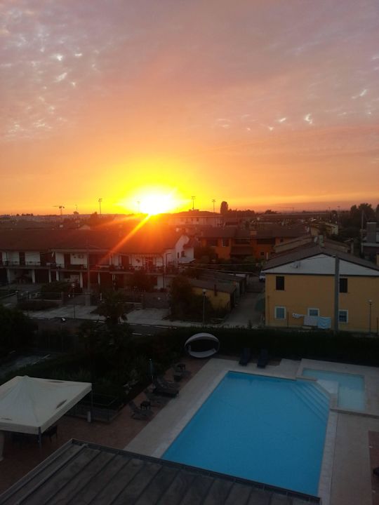Sonnenuntergang mit Poolblick Hotel La Rocca