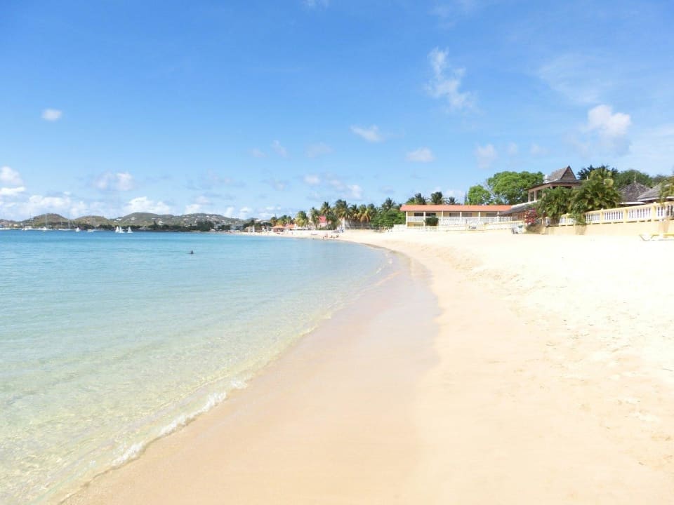 Der Strand Reduit Beach - Hotel ganz hinten links Bay Gardens Beach Resort
