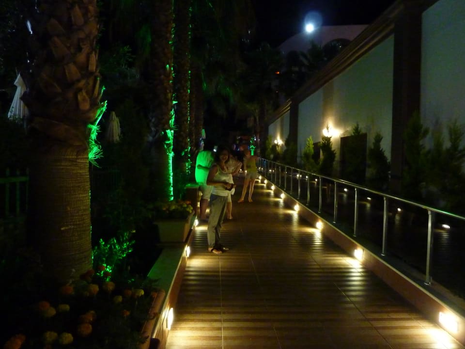 Weg durch die Hotelanlage Hane Family Resort