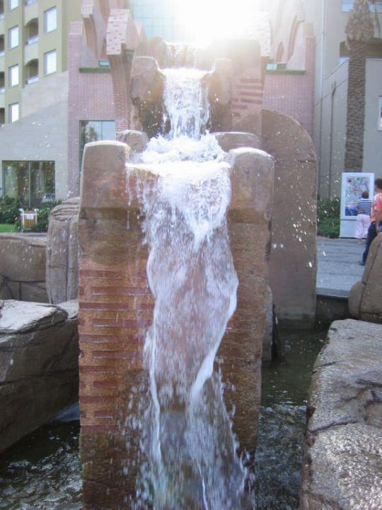 Brunnen vor dem Eingangsbreich Selectum Family Resort Side