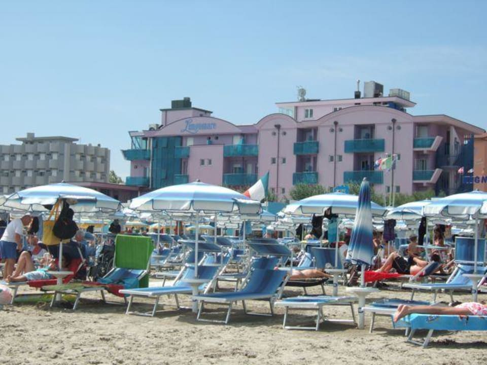 Blick vom Strand (Bagno Nettuno) auf's Hotel Hotel Lungomare