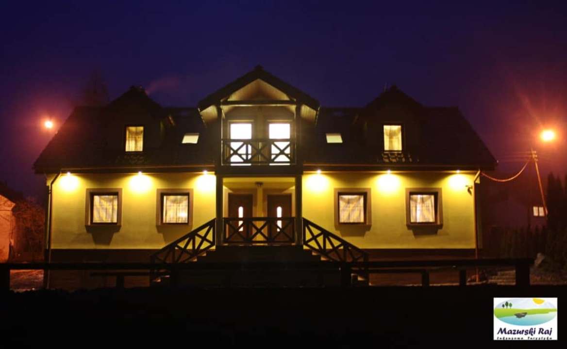 Budynki sa iluminowane Apartments Mazurski Raj