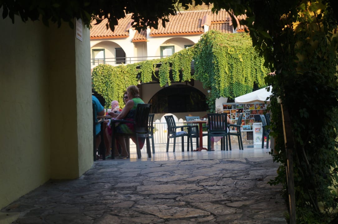 Вид на основное здание Ölüdeniz Beach Resort by Z Hotels