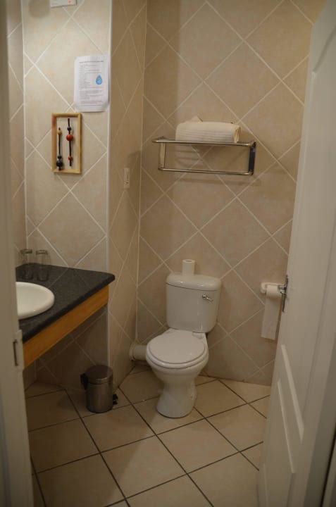 WC Elephant Lake Hotel