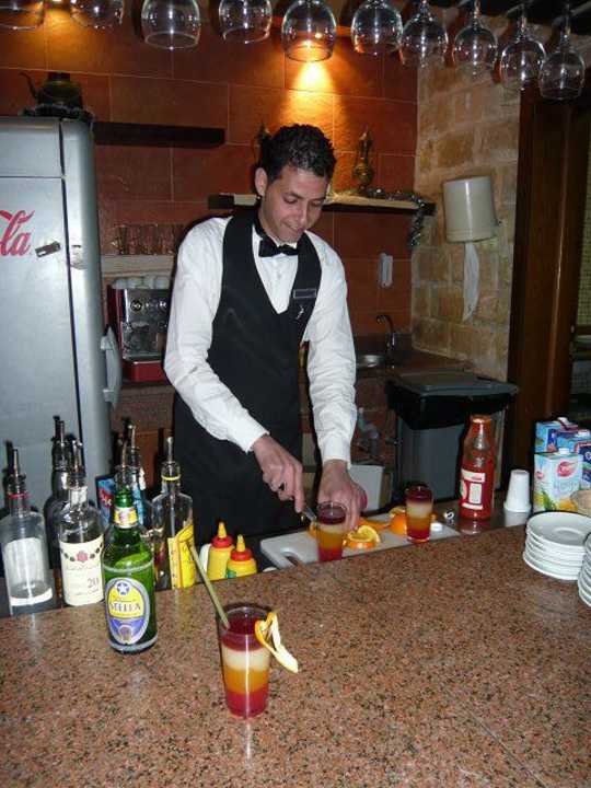 Aladin Bar, mit Moustafa bei der Cocktailkreation Pickalbatros Alf Leila Wa Leila Resort - Neverland Hurghada