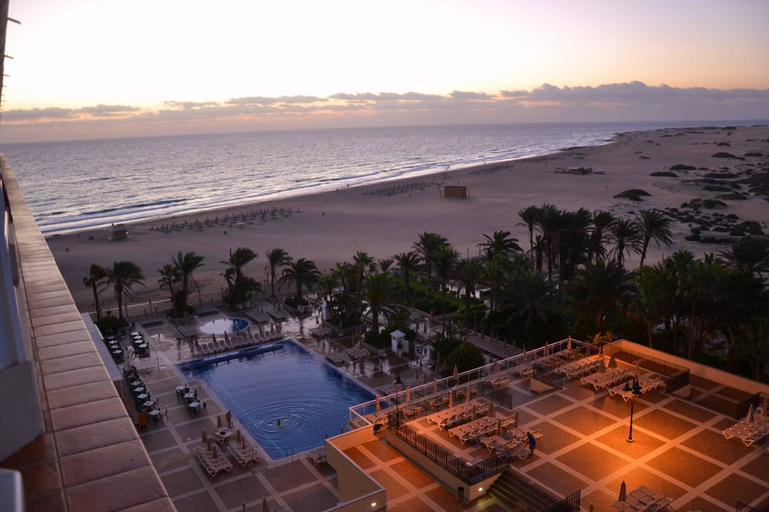 Blick vom Zimmer 214 morgens Hotel Riu Oliva Beach - Hotel