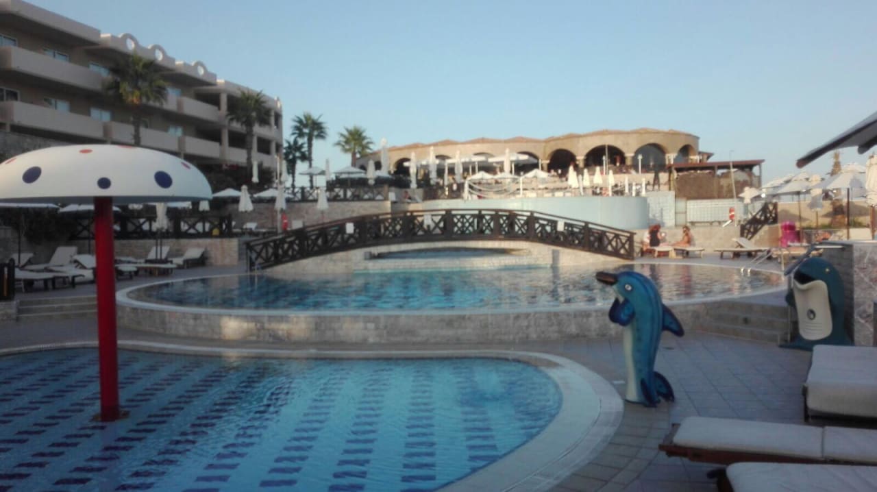 Poolanlage Hotel Kalithea Horizon Royal