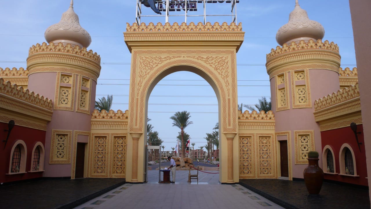 Перед выходом из территории отеля Pickalbatros Alf Leila Wa Leila Resort - Neverland Hurghada