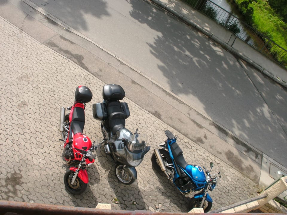 Parkplatz vor dem Haus Gasthaus Ambringer Bad