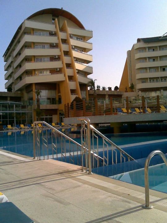 Rechts Haupt- links Nebenhaus Alaiye Resort & Spa