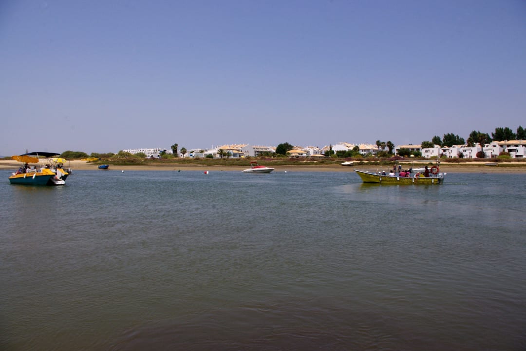 Ria Formosa. W tle hotelowe białe budynki. Golden Club Cabanas