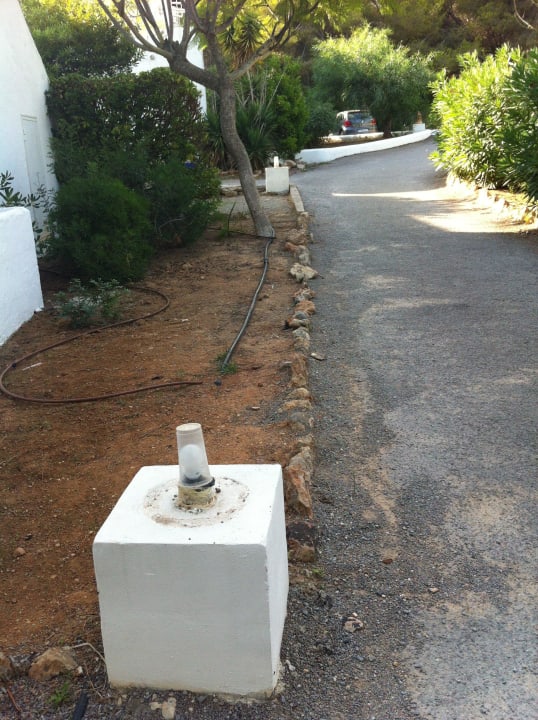 Hier war wohl mal eine Lampe Cala Llenya Resort Ibiza