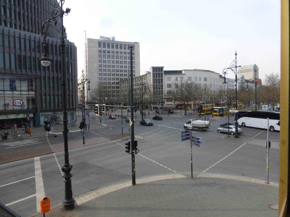 Blick vom Frühstücksraum zum Kurfürstendamm acom Hotel Berlin Kurfürstendamm