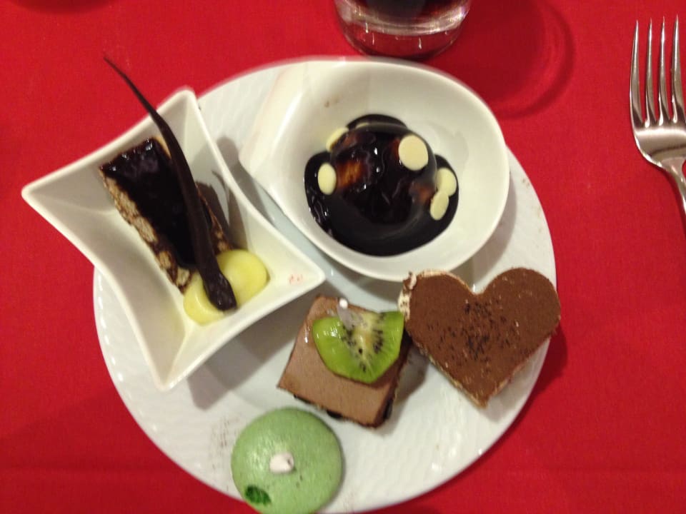 Dessert im Hauptrestaurant Port Nature Luxury Resort & Spa