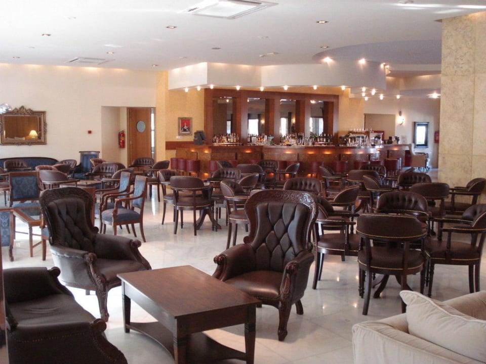 Blick von der Lobby in den Bar-Bereich Neptune Luxury Resort