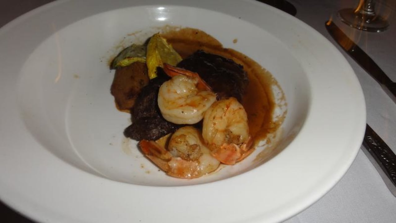 Lieblos angerichtetes Surf & Turf im Café Goombay Sandals Royal Bahamian