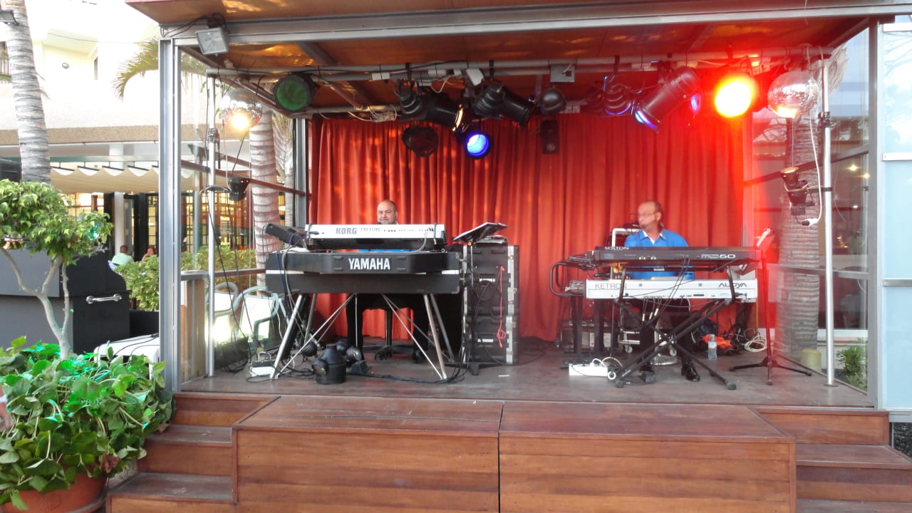 H10 The New Universales - Musica Internacional  H10 Las Palmeras