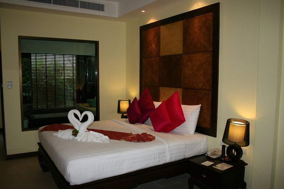 Bett mit Bad im Hintergrund Hive Khaolak Beach Resort