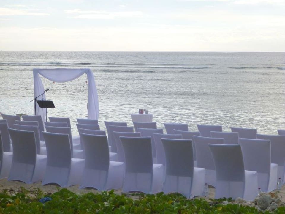 Abendliche Hochzeitszeremonie Hôtel Le Récif