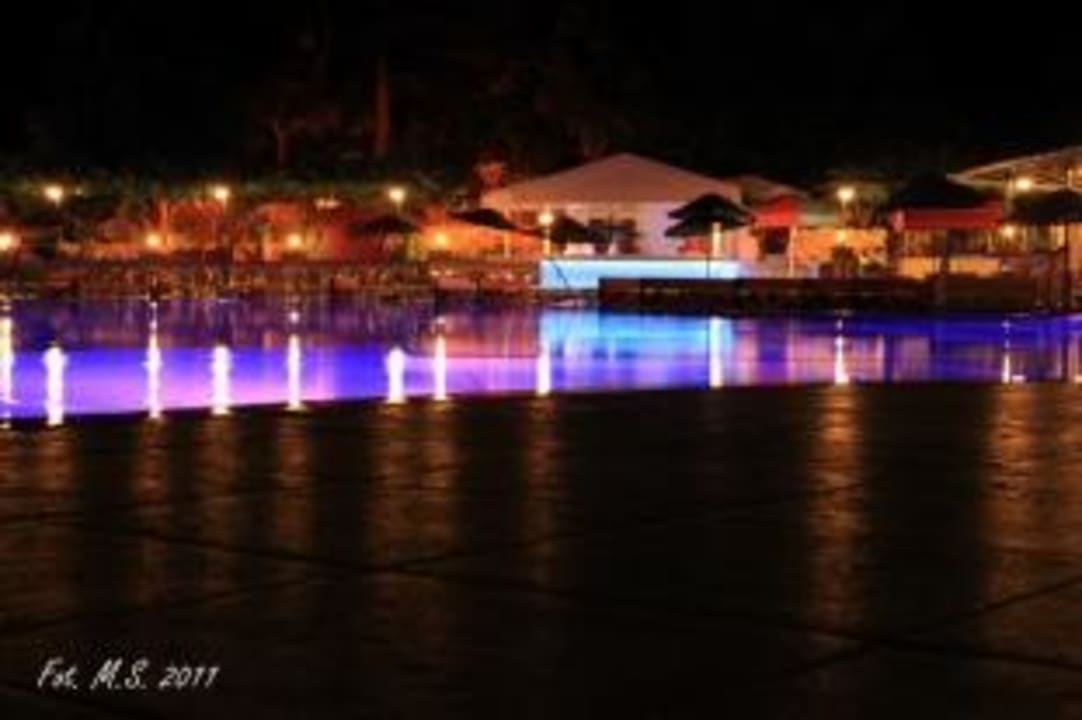 Basen nocą Turunc Resort Hotel