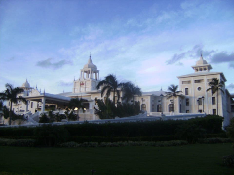 Hotel von der Einfahrt aus Hotel Riu Palace Punta Cana