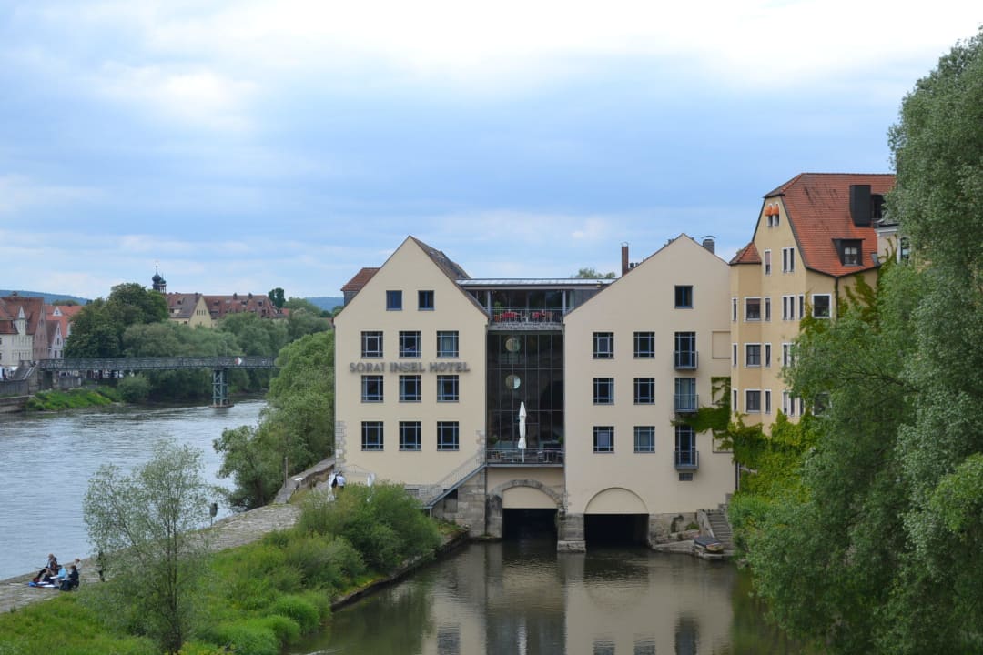 Blick aufs Hotel Sorat Insel Hotel Regensburg
