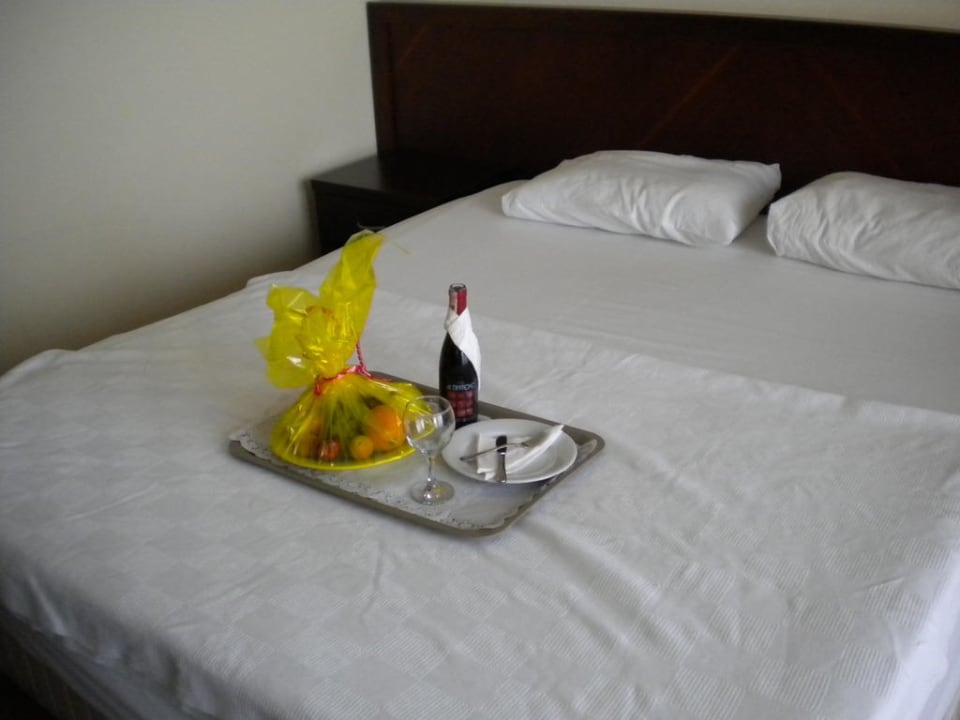 Obstkorb und Wein (Aufmerksamkeit) Falcon Hotel