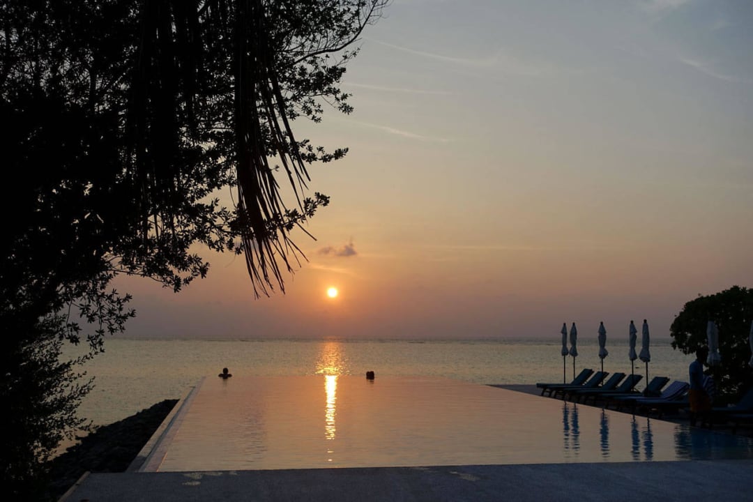 Blick über den Pool bei Sonnenuntergang Summer Island Maldives