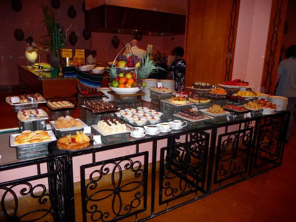 Tägliches Dessertbuffet The Cove Rotana Resort