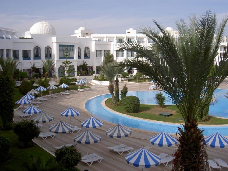 Pool und Rückseite des Hotels Mahdia Palace Thalasso