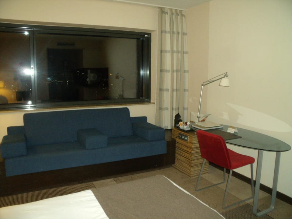 Unsser Zimmer / Sofa und Schreibtisch Mövenpick Hotel Amsterdam City Centre