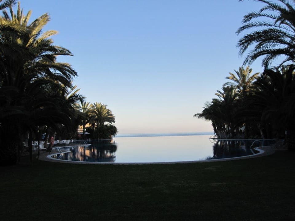 Wo hört der Pool auf und wo fängt das Meer an? Lopesan Costa Meloneras, Resort & Spa