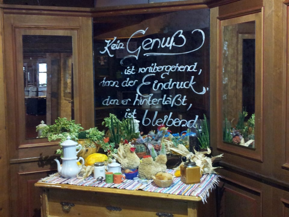 Restauranteingang - jeden Tag anders dekoriert. Hotel Das Ludwig