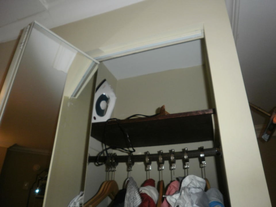 Garderoben Schrank mit Bügeleisen Life Hotel New York
