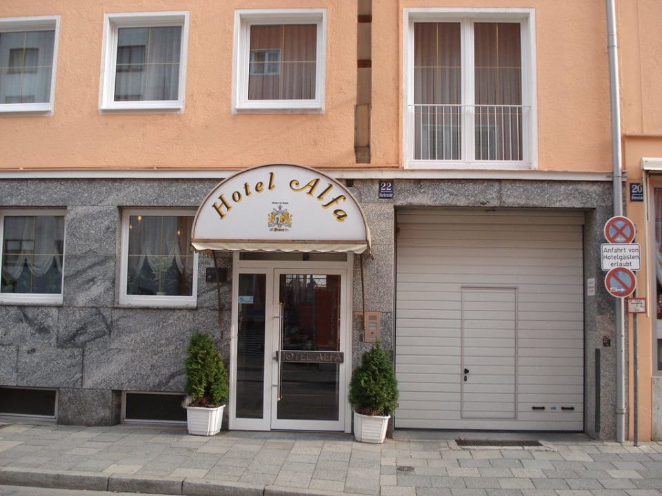 Hoteleingang mit Garagentor Hotel Alfa Zentrum