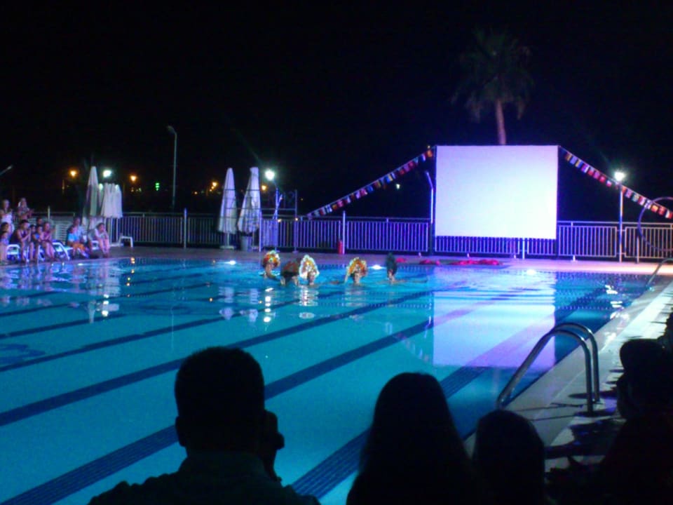 Show am und im Pool. Club Sidelya Hotel