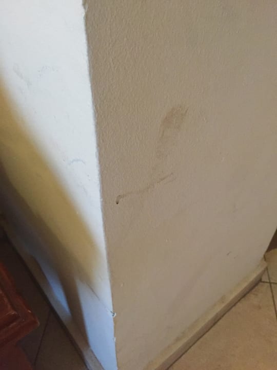 Eine dreckige Wand vom Zimmer Aladdin Beach Resort