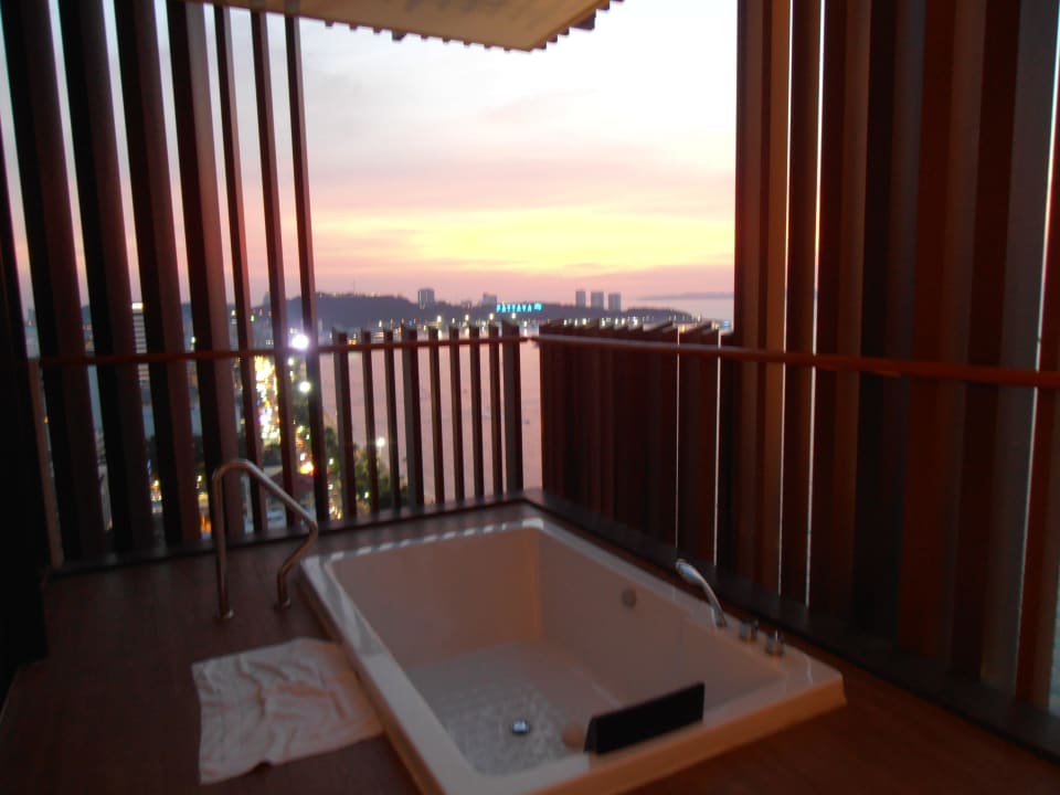 Ausblick vom Pool auf den Balkon Hilton Pattaya