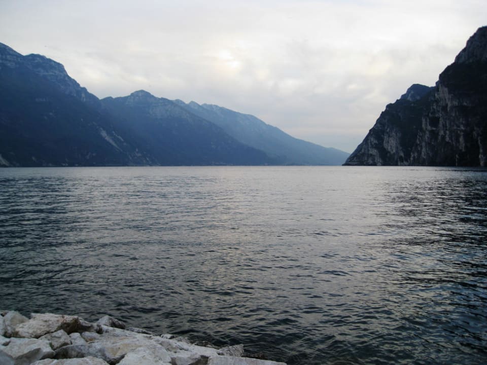 Blick vom Hafen Richtung See Hotel Antico Borgo