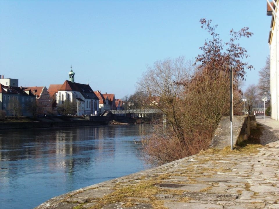 Lage direkt an Fluß Sorat Insel Hotel Regensburg
