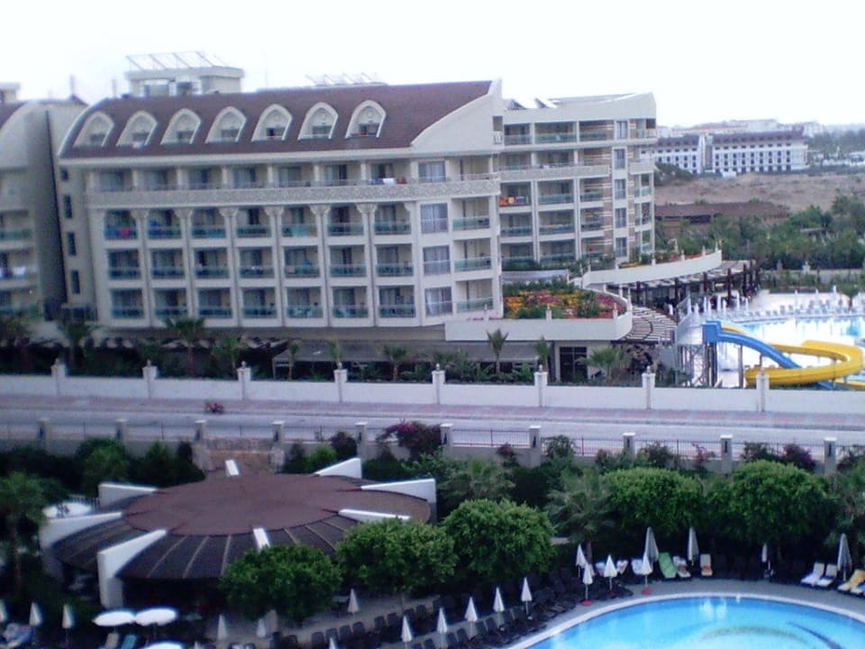 Blick auf das Nachbarhotel (direkt daneben) Sunis Evren Beach Resort Hotel & Spa