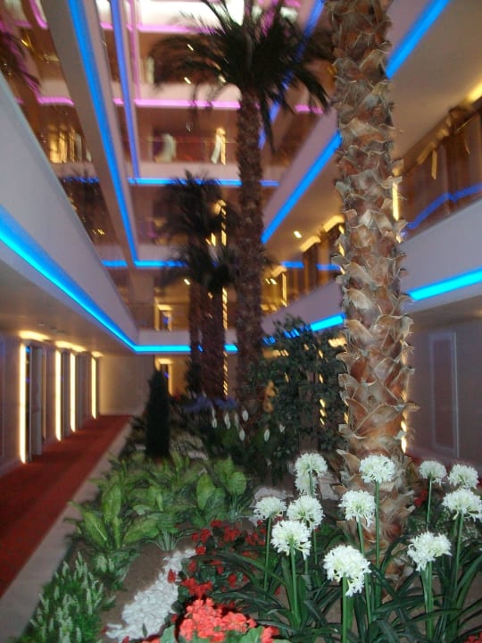 Wechselne Leuchtelemente zwichen den Stockwerken Azura Deluxe Resort & Spa Hotel