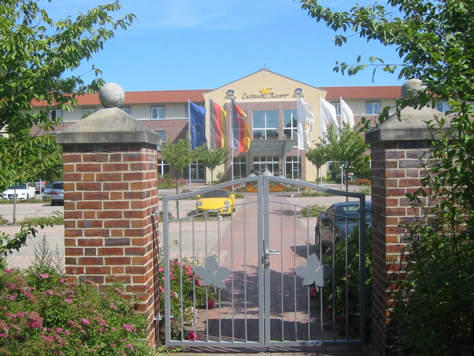 Parkplatzseite Best Western Premier Castanea Resort Hotel