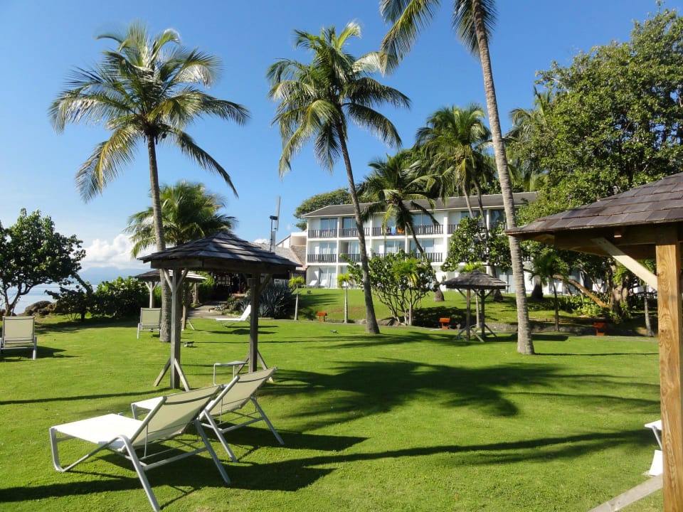 Spaziergang durch den Hotelgarten La Creole Beach Hotel & Spa