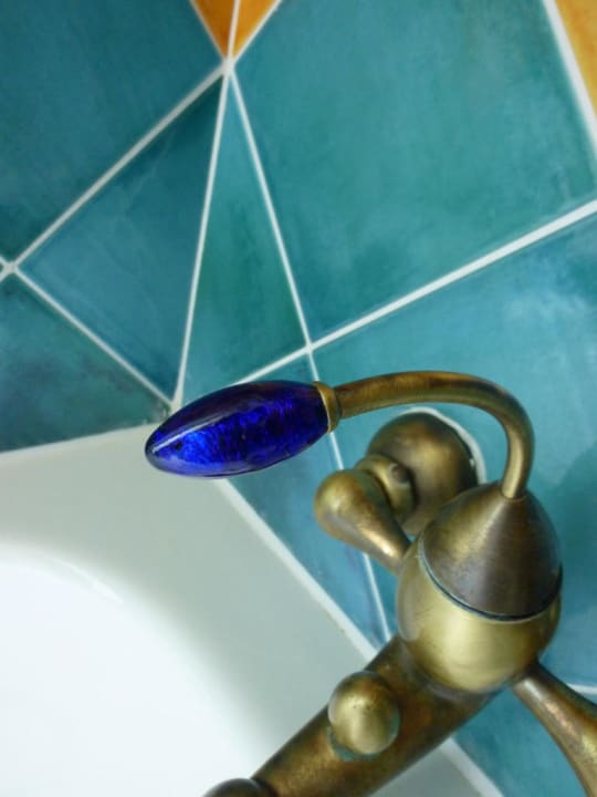 Wasserhahn im Bad Villa Royale Montsouris