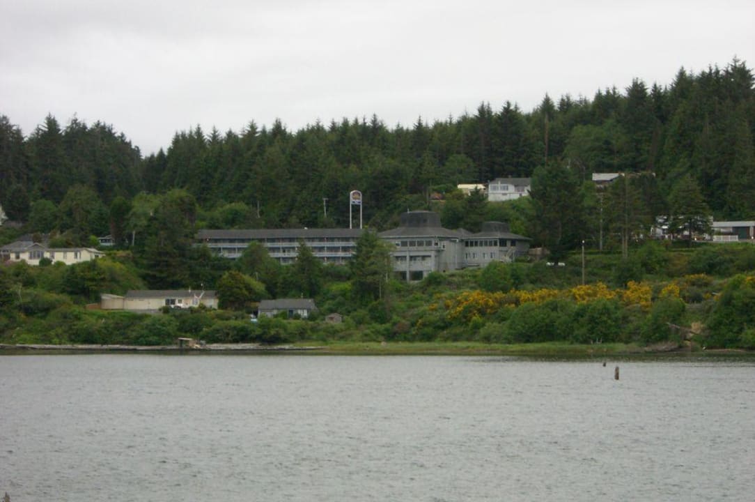 Blick vom Hafen auf das Motel Best Western Hotel Pier Point Inn