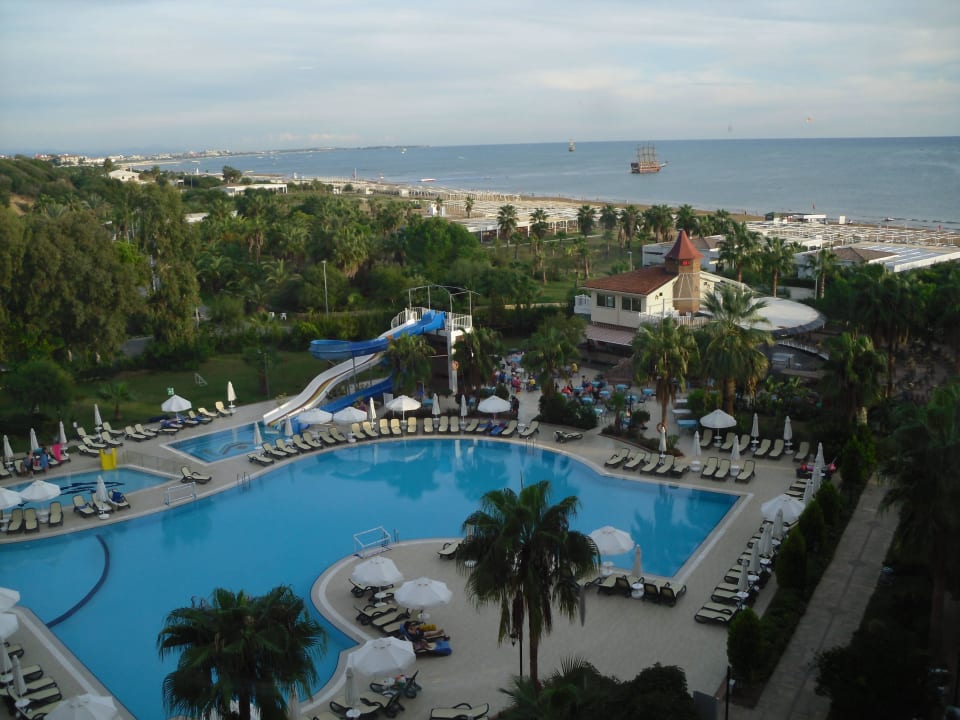 Blick Poolbereich Bella Resort & Spa