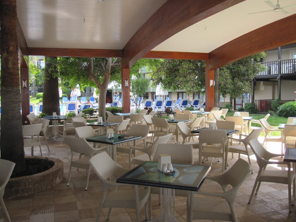 Essensbereich am Pool Hotel Grand Side
