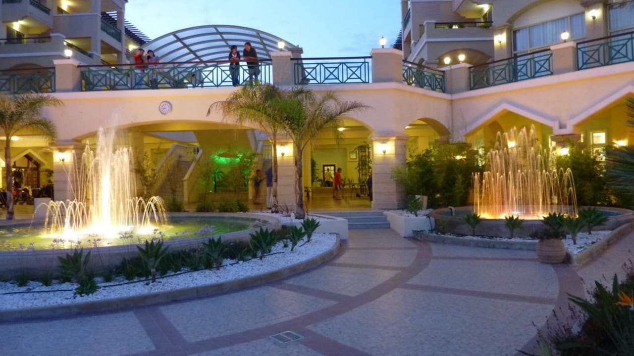 Zugang zum Haupthaus bei Nacht Lindos Princess Beach Resort & Spa